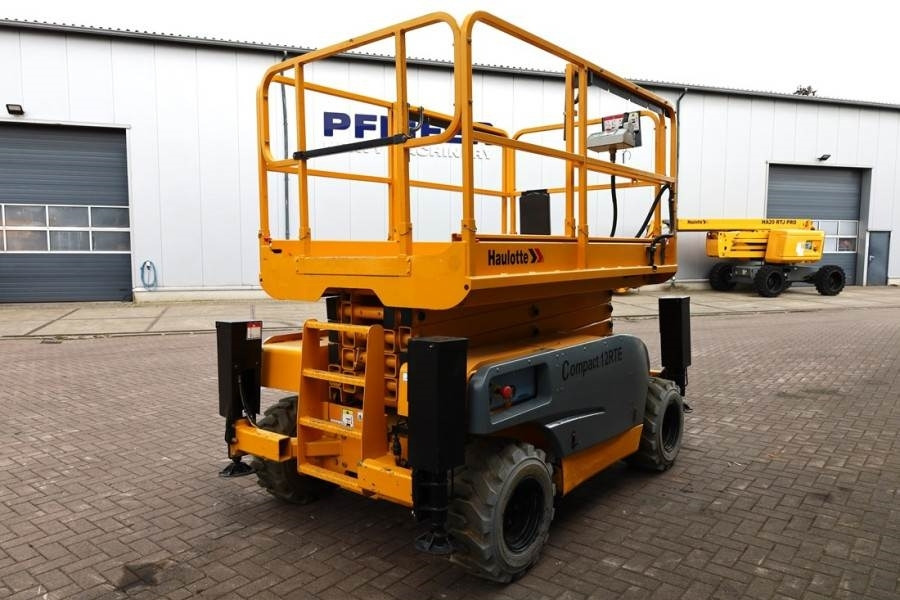 Haulotte Compact 12RTE Electric, 12m Working Height, 450kg - Škarjasta dvižna ploščad: slika 2 Haulotte Compact 12RTE Electric, 12m Working Height, 450kg - Škarjasta dvižna ploščad: slika 2