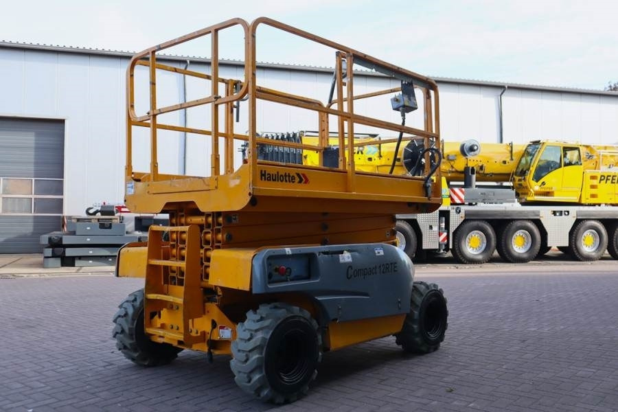 Haulotte Compact 12RTE Electric, 12m Working Height, 450kg - Škarjasta dvižna ploščad: slika 2 Haulotte Compact 12RTE Electric, 12m Working Height, 450kg - Škarjasta dvižna ploščad: slika 2