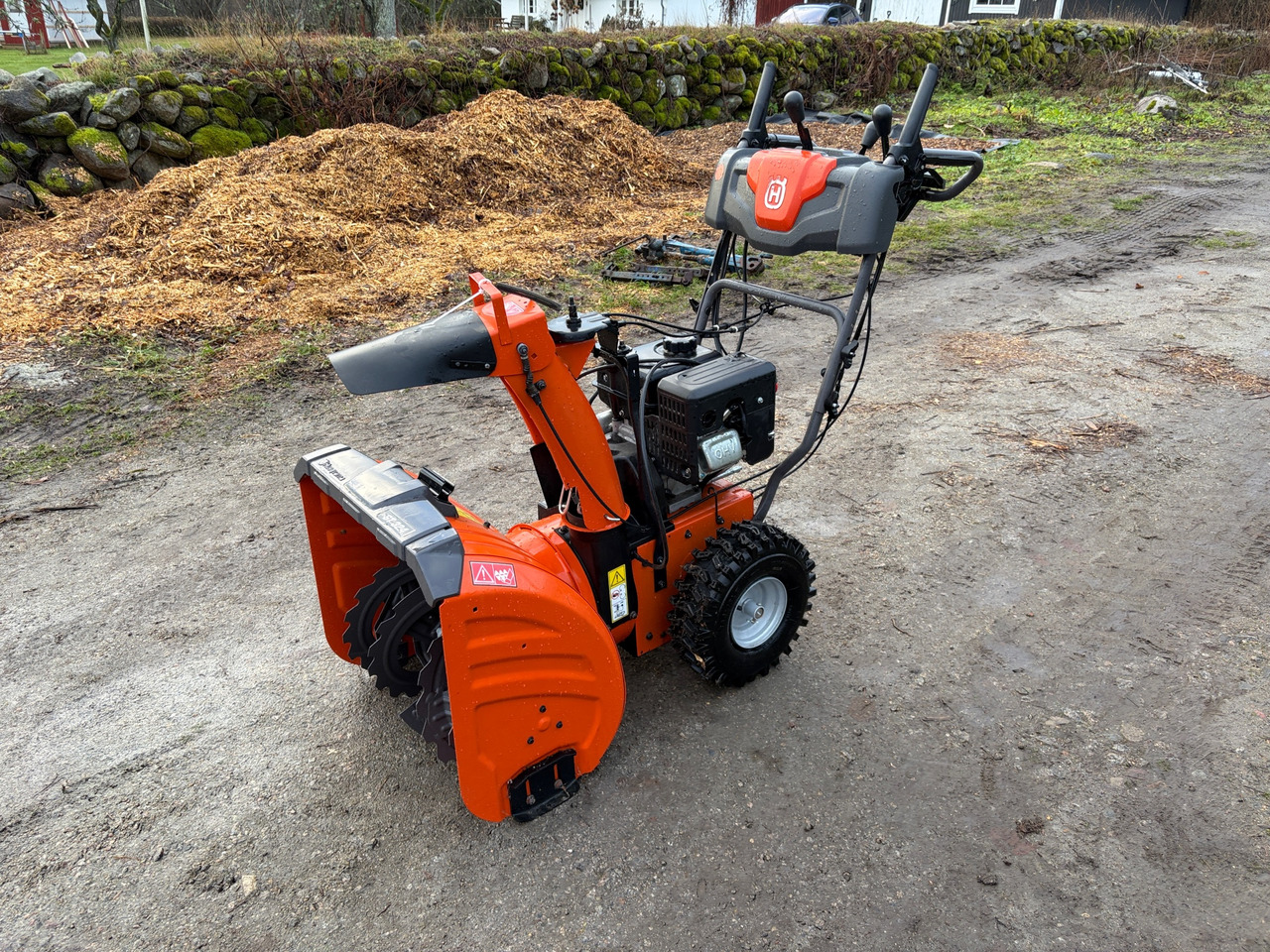 Husqvarna ST324 - Snežni puhalnik: slika 1 Husqvarna ST324 - Snežni puhalnik: slika 1