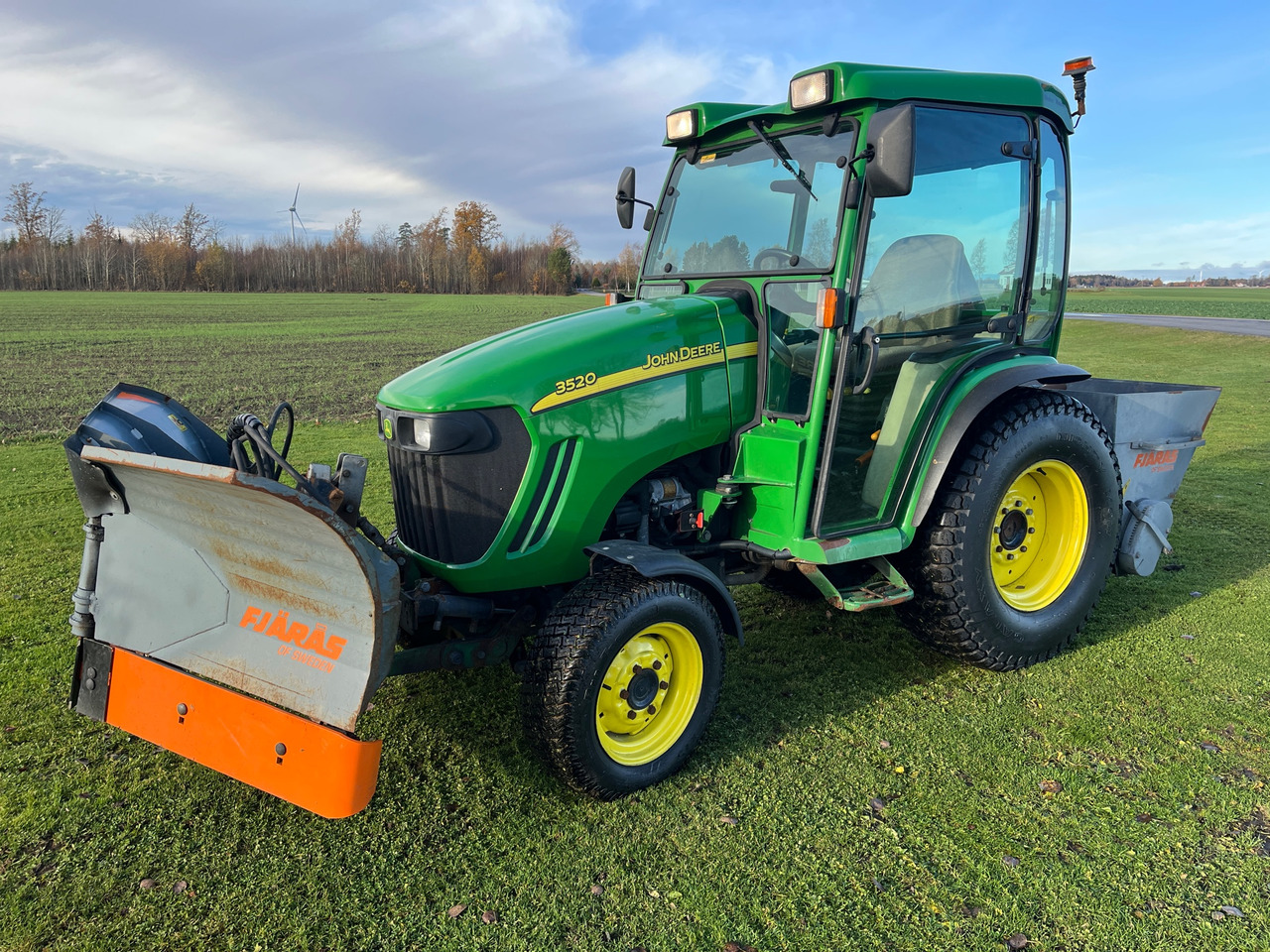 John Deere 3520 - Traktor: slika 1 John Deere 3520 - Traktor: slika 1