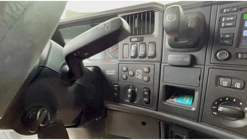 Scania R560 V8 Scania R560 V8 Manual 6x2 Boogie lift - Vlačilec: slika 3 Scania R560 V8 Scania R560 V8 Manual 6x2 Boogie lift - Vlačilec: slika 3