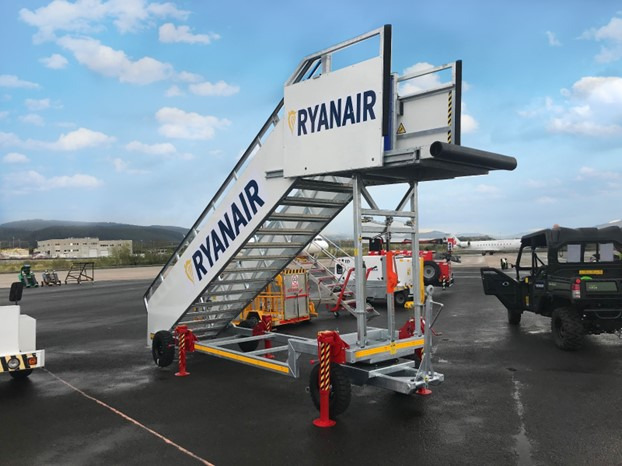 AERO-GSE B737 - A320 Towable - Potniške stopnice: slika 1 AERO-GSE B737 - A320 Towable - Potniške stopnice: slika 1