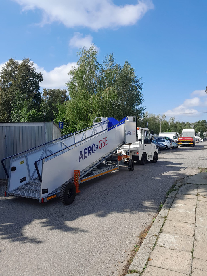 AERO-GSE stairs Towable stairs with the pedestrian movement ( 2,4-3,8m) - Potniške stopnice: slika 1 AERO-GSE stairs Towable stairs with the pedestrian movement ( 2,4-3,8m) - Potniške stopnice: slika 1