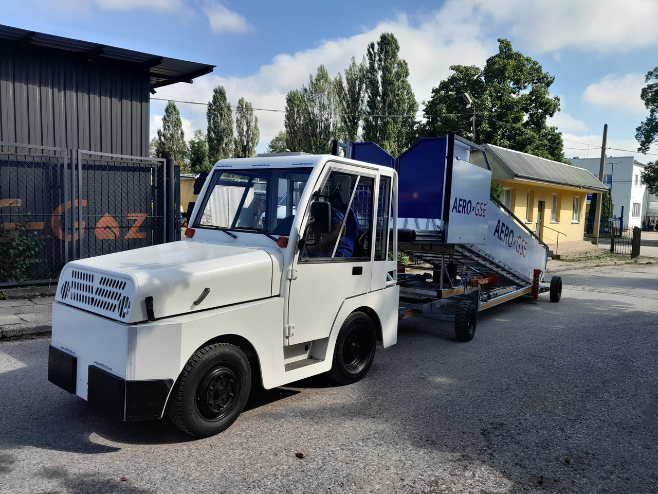 AERO-GSE stairs Towable stairs with the pedestrian movement ( 2,4-3,8m) - Potniške stopnice: slika 3 AERO-GSE stairs Towable stairs with the pedestrian movement ( 2,4-3,8m) - Potniške stopnice: slika 3