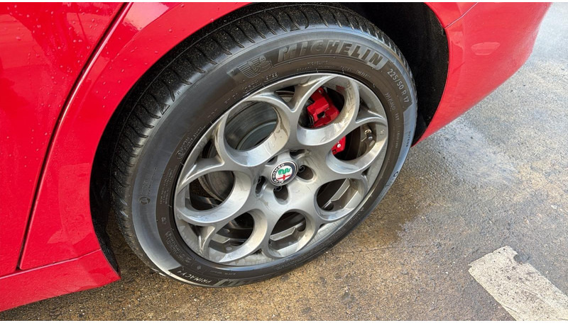 Limuzina Alfa Romeo Giulia 2.0T  (BELGIAN CAR / 200 PS / AUTOMATIC GEARBOX / NAVI / AIRCO / MEMORY SEATS / CAMERA): slika 10