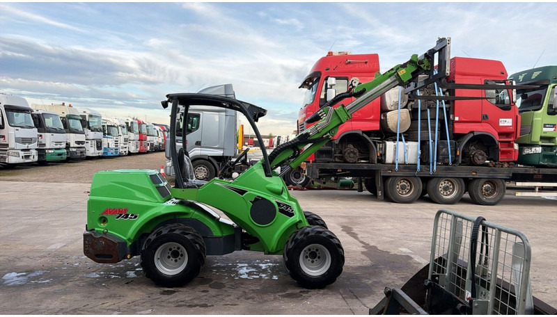 Avant 745 TDL (BELGIAN MACHINE / TOP CONDITION / 4X4 OPTIDRIVE / INCL ATTACHMENTS) - Kompaktni nakladalnik na gosenicah: slika 4 Avant 745 TDL (BELGIAN MACHINE / TOP CONDITION / 4X4 OPTIDRIVE / INCL ATTACHMENTS) - Kompaktni nakladalnik na gosenicah: slika 4