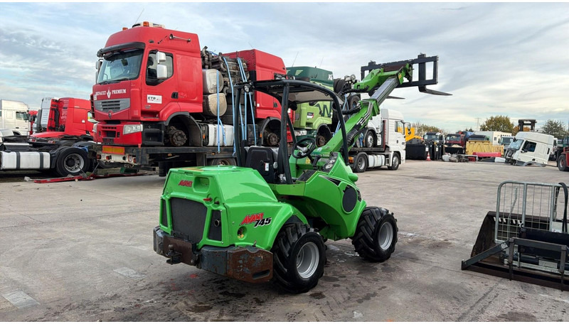 Avant 745 TDL (BELGIAN MACHINE / TOP CONDITION / 4X4 OPTIDRIVE / INCL ATTACHMENTS) - Kompaktni nakladalnik na gosenicah: slika 5 Avant 745 TDL (BELGIAN MACHINE / TOP CONDITION / 4X4 OPTIDRIVE / INCL ATTACHMENTS) - Kompaktni nakladalnik na gosenicah: slika 5