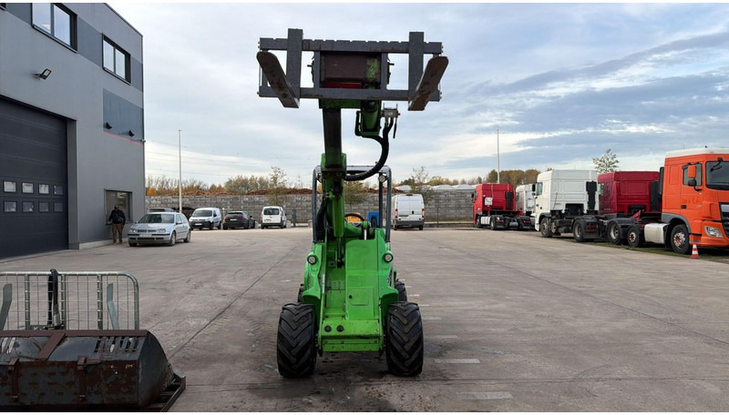 Avant 745 TDL (BELGIAN MACHINE / TOP CONDITION / 4X4 OPTIDRIVE / INCL ATTACHMENTS) - Kompaktni nakladalnik na gosenicah: slika 3 Avant 745 TDL (BELGIAN MACHINE / TOP CONDITION / 4X4 OPTIDRIVE / INCL ATTACHMENTS) - Kompaktni nakladalnik na gosenicah: slika 3