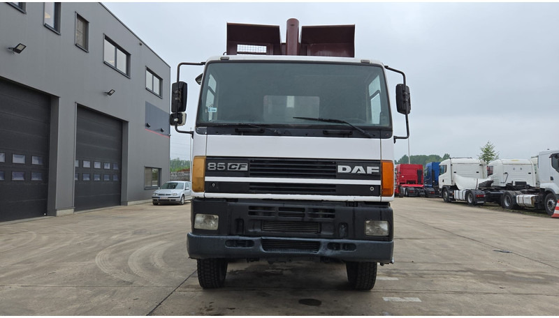 DAF 85 CF 340 (EURO 2 / MANUAL PUMP / STEEL SUSP. / POSSIBLE AS CHASSIS / 8X4) - Tovornjak prekucnik: slika 2 DAF 85 CF 340 (EURO 2 / MANUAL PUMP / STEEL SUSP. / POSSIBLE AS CHASSIS / 8X4) - Tovornjak prekucnik: slika 2