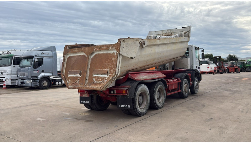 Iveco EUROTRAKKER 320 E 35 (GRAND PONT / LAMES / POMPE MANUELLE / 8X4 / CURSOR 8) - Tovornjak prekucnik: slika 5 Iveco EUROTRAKKER 320 E 35 (GRAND PONT / LAMES / POMPE MANUELLE / 8X4 / CURSOR 8) - Tovornjak prekucnik: slika 5