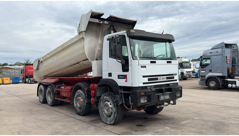 Iveco EUROTRAKKER 320 E 35 (GRAND PONT / LAMES / POMPE MANUELLE / 8X4 / CURSOR 8) - Tovornjak prekucnik: slika 3 Iveco EUROTRAKKER 320 E 35 (GRAND PONT / LAMES / POMPE MANUELLE / 8X4 / CURSOR 8) - Tovornjak prekucnik: slika 3