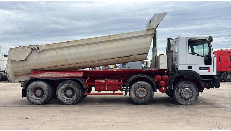 Iveco EUROTRAKKER 320 E 35 (GRAND PONT / LAMES / POMPE MANUELLE / 8X4 / CURSOR 8) - Tovornjak prekucnik: slika 4 Iveco EUROTRAKKER 320 E 35 (GRAND PONT / LAMES / POMPE MANUELLE / 8X4 / CURSOR 8) - Tovornjak prekucnik: slika 4