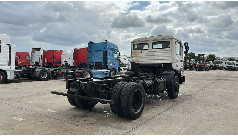MAN 18.232 (MANUAL PUMP / 6 CYLINDER / POMPE MANUELLE / LAMES / STEEL SUSPENSION) - Tovornjak-šasija: slika 5 MAN 18.232 (MANUAL PUMP / 6 CYLINDER / POMPE MANUELLE / LAMES / STEEL SUSPENSION) - Tovornjak-šasija: slika 5