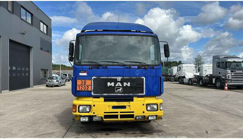 MAN 26.402 (18.000 L / 6X2 / 6 CYLINDER / FRONT STEEL / 3 COMPARTIMENTS) - Tovornjak cisterna: slika 2 MAN 26.402 (18.000 L / 6X2 / 6 CYLINDER / FRONT STEEL / 3 COMPARTIMENTS) - Tovornjak cisterna: slika 2