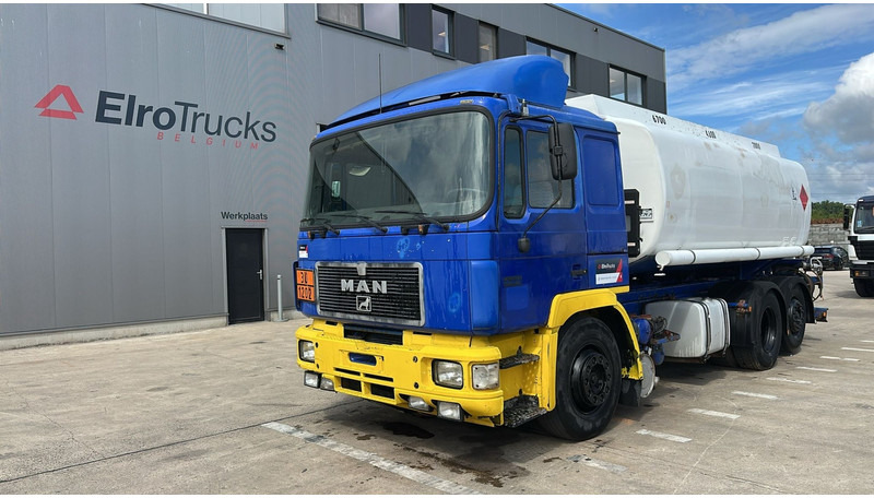 MAN 26.402 (18.000 L / 6X2 / 6 CYLINDER / FRONT STEEL / 3 COMPARTIMENTS) - Tovornjak cisterna: slika 1 MAN 26.402 (18.000 L / 6X2 / 6 CYLINDER / FRONT STEEL / 3 COMPARTIMENTS) - Tovornjak cisterna: slika 1
