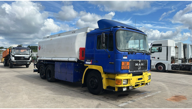 MAN 26.402 (18.000 L / 6X2 / 6 CYLINDER / FRONT STEEL / 3 COMPARTIMENTS) - Tovornjak cisterna: slika 3 MAN 26.402 (18.000 L / 6X2 / 6 CYLINDER / FRONT STEEL / 3 COMPARTIMENTS) - Tovornjak cisterna: slika 3