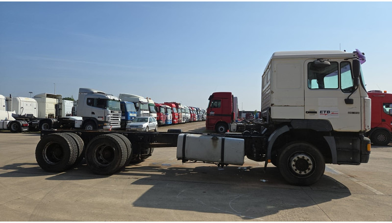 MAN 26.414 (6X4 / 6 CYLINDER / MANUAL GEARBOX / 10 TYRES / LONG CHASSIS / EURO 2) - Tovornjak-šasija: slika 4 MAN 26.414 (6X4 / 6 CYLINDER / MANUAL GEARBOX / 10 TYRES / LONG CHASSIS / EURO 2) - Tovornjak-šasija: slika 4