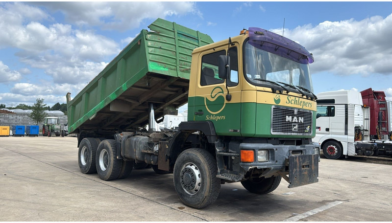 MAN 28.372 (6X6 / BIG AXLE / STEEL SUSPENSION / MANUAL PUMP / 6 CYLINDER / POMPE MANUELLE) - Tovornjak prekucnik: slika 3 MAN 28.372 (6X6 / BIG AXLE / STEEL SUSPENSION / MANUAL PUMP / 6 CYLINDER / POMPE MANUELLE) - Tovornjak prekucnik: slika 3