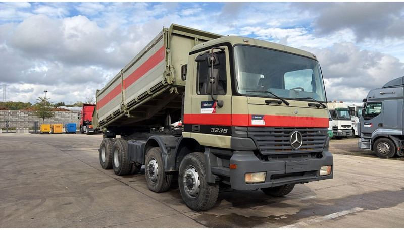 Mercedes-Benz Actros 3235 (EPS / LAMES / GRAND PONT / STEEL SUSP. / 3 PEDALES / MP1) - Tovornjak prekucnik: slika 3 Mercedes-Benz Actros 3235 (EPS / LAMES / GRAND PONT / STEEL SUSP. / 3 PEDALES / MP1) - Tovornjak prekucnik: slika 3