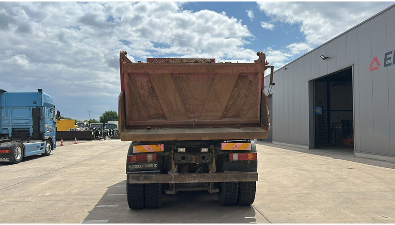 Mercedes-Benz Actros 4143 (8X6 / LAMES / EPS / V6 / GRAND PONT / BIG AXLE / 3 PEDALES) - Tovornjak prekucnik: slika 4 Mercedes-Benz Actros 4143 (8X6 / LAMES / EPS / V6 / GRAND PONT / BIG AXLE / 3 PEDALES) - Tovornjak prekucnik: slika 4