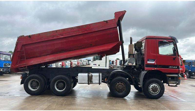 Mercedes-Benz Actros 4143 (BOITE MANUELLE / 8X8 / MANUAL GEARBOX / LAMES / GRAND PONT / BIG AXLE) - Tovornjak prekucnik: slika 4 Mercedes-Benz Actros 4143 (BOITE MANUELLE / 8X8 / MANUAL GEARBOX / LAMES / GRAND PONT / BIG AXLE) - Tovornjak prekucnik: slika 4