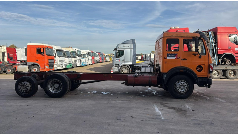 Mercedes-Benz SK 2222 (V6 / FULL STEEL / LAMES / BOITE MANUELLE / POMPE MANUELLE / 8 ROUES / 6X2) - Tovornjak-šasija: slika 3 Mercedes-Benz SK 2222 (V6 / FULL STEEL / LAMES / BOITE MANUELLE / POMPE MANUELLE / 8 ROUES / 6X2) - Tovornjak-šasija: slika 3