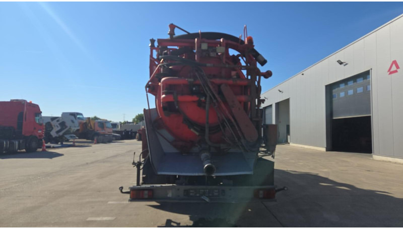 Mercedes-Benz SK 2435 (15.000 L / V8 AVEC 2X TURBO / BOITE MANUELLE / TRES BONNE ETAT / GRAND PONT) - Vakuumski tovornjak: slika 5 Mercedes-Benz SK 2435 (15.000 L / V8 AVEC 2X TURBO / BOITE MANUELLE / TRES BONNE ETAT / GRAND PONT) - Vakuumski tovornjak: slika 5