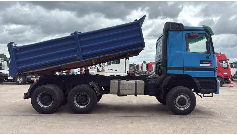 Mercedes-Benz actros 3340 (6X6 / BOITE MANUELLE /MANUAL GEARBOX / 3 PONTS / V6 / MP1) - Tovornjak prekucnik: slika 4 Mercedes-Benz actros 3340 (6X6 / BOITE MANUELLE /MANUAL GEARBOX / 3 PONTS / V6 / MP1) - Tovornjak prekucnik: slika 4