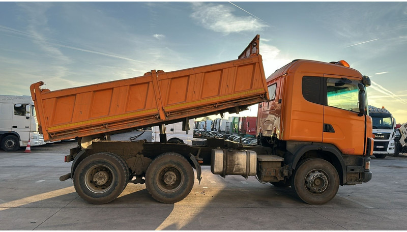 Scania 144-460 (BIG AXLE / GRAND PONT / LAMES / STEEL SUSP. / MANUAL GEARBOX / BOITE MANUELLE) - Tovornjak prekucnik: slika 4 Scania 144-460 (BIG AXLE / GRAND PONT / LAMES / STEEL SUSP. / MANUAL GEARBOX / BOITE MANUELLE) - Tovornjak prekucnik: slika 4