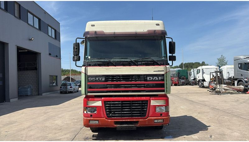 DAF XF 95.430 (EURO 3 / BOITE MANUELLE / MANUAL GEARBOX) - Vlačilec: slika 2 DAF XF 95.430 (EURO 3 / BOITE MANUELLE / MANUAL GEARBOX) - Vlačilec: slika 2