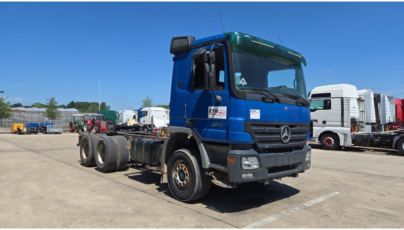 Mercedes-Benz Actros 2641 (LAMES / STEEL SUSP. / EPS / 3 PEDALES / GRAND PONT) - Vlačilec: slika 2 Mercedes-Benz Actros 2641 (LAMES / STEEL SUSP. / EPS / 3 PEDALES / GRAND PONT) - Vlačilec: slika 2
