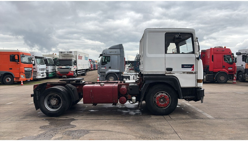 Renault R 385 Major (2 CULASSE / LAMES / GRAND PONT / STEEL SUSP. / MANUAL PUMP / POMPE MANUELLE) - Vlačilec: slika 3 Renault R 385 Major (2 CULASSE / LAMES / GRAND PONT / STEEL SUSP. / MANUAL PUMP / POMPE MANUELLE) - Vlačilec: slika 3