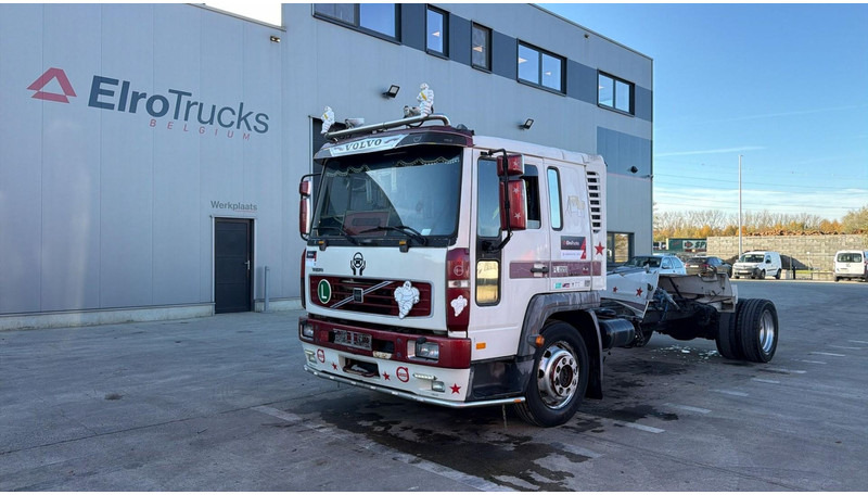 Volvo FL 6 - 220 (MANUAL GEARBOX / BOITE MANUELLE / 8 TONNES) - Tovornjak-šasija: slika 1 Volvo FL 6 - 220 (MANUAL GEARBOX / BOITE MANUELLE / 8 TONNES) - Tovornjak-šasija: slika 1