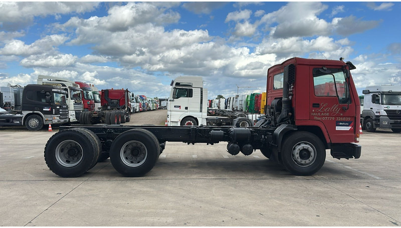 Volvo FL 7 - 260 (6X4 / LAMES / POMPE MANUELLE / MANUAL PUMP / STEEL SUSP.) - Tovornjak-šasija: slika 3 Volvo FL 7 - 260 (6X4 / LAMES / POMPE MANUELLE / MANUAL PUMP / STEEL SUSP.) - Tovornjak-šasija: slika 3