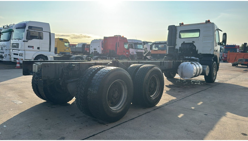 Volvo FM 10 - 320 (POMPE MANUELLE / BIG HUB / GRAND PONT / LAMES / STEEL SUSP. / MANUAL PUMP) - Tovornjak-šasija: slika 4 Volvo FM 10 - 320 (POMPE MANUELLE / BIG HUB / GRAND PONT / LAMES / STEEL SUSP. / MANUAL PUMP) - Tovornjak-šasija: slika 4