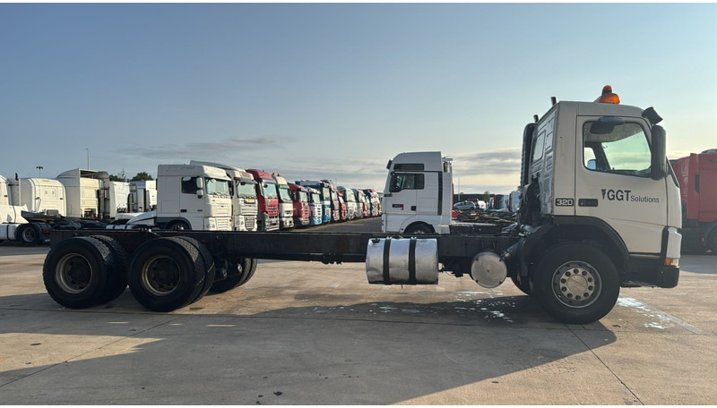 Volvo FM 10 - 320 (POMPE MANUELLE / BIG HUB / GRAND PONT / LAMES / STEEL SUSP. / MANUAL PUMP) - Tovornjak-šasija: slika 3 Volvo FM 10 - 320 (POMPE MANUELLE / BIG HUB / GRAND PONT / LAMES / STEEL SUSP. / MANUAL PUMP) - Tovornjak-šasija: slika 3