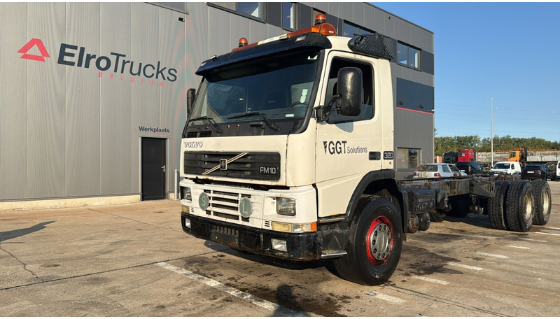 Volvo FM 10 - 320 (POMPE MANUELLE / BIG HUB / GRAND PONT / LAMES / STEEL SUSP. / MANUAL PUMP) - Tovornjak-šasija: slika 1 Volvo FM 10 - 320 (POMPE MANUELLE / BIG HUB / GRAND PONT / LAMES / STEEL SUSP. / MANUAL PUMP) - Tovornjak-šasija: slika 1
