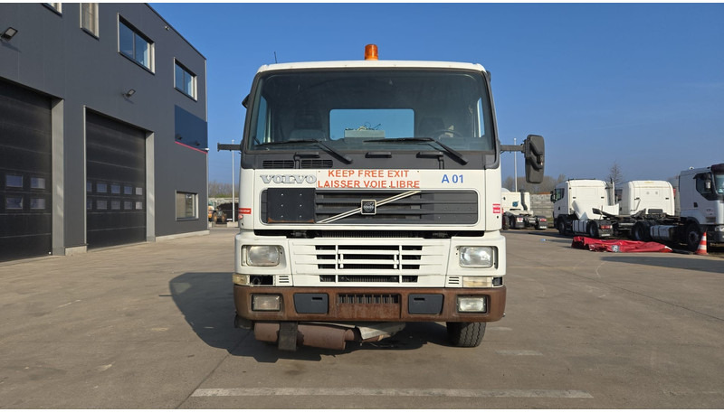 Volvo FM 7 - 290 (60.000 KM ORIGINAL !!! / POMPE MANUELLE / LAMES / GRAND PONT / EX AEROPORT) - Tovornjak-šasija: slika 2 Volvo FM 7 - 290 (60.000 KM ORIGINAL !!! / POMPE MANUELLE / LAMES / GRAND PONT / EX AEROPORT) - Tovornjak-šasija: slika 2