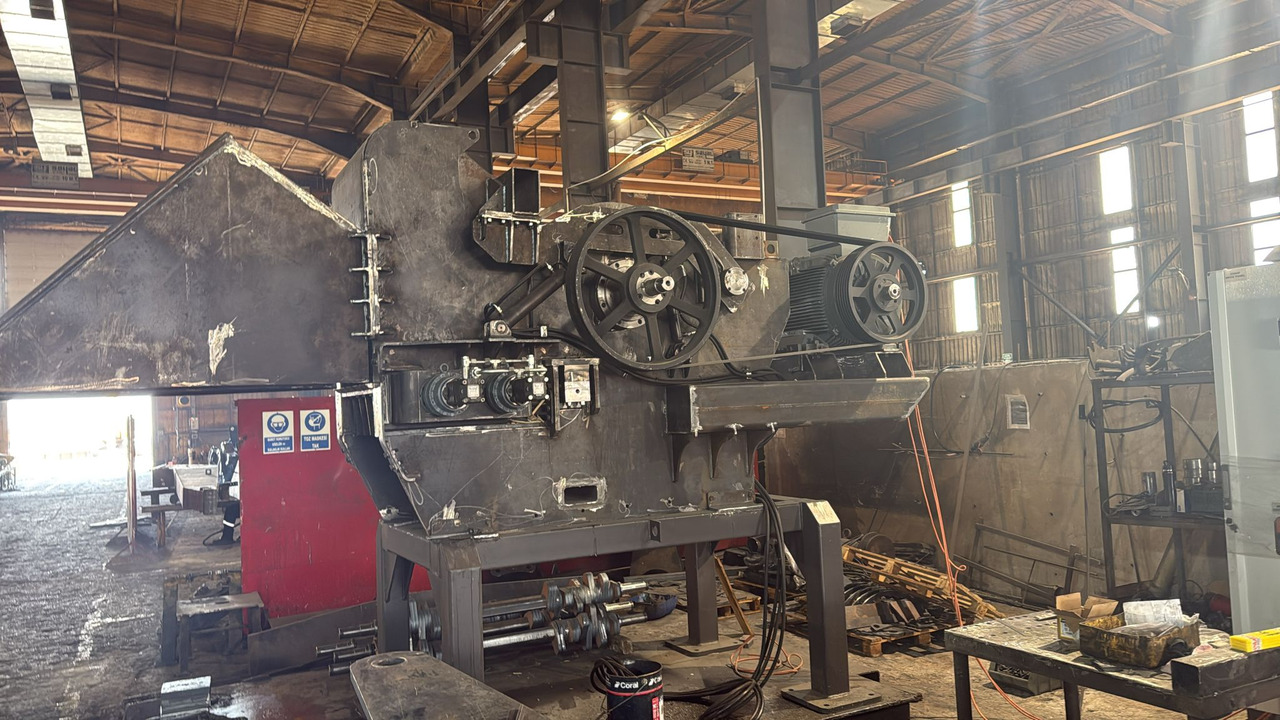 GALEN Wood Chipper from STOCK - Lesni sekalnik: slika 1 GALEN Wood Chipper from STOCK - Lesni sekalnik: slika 1