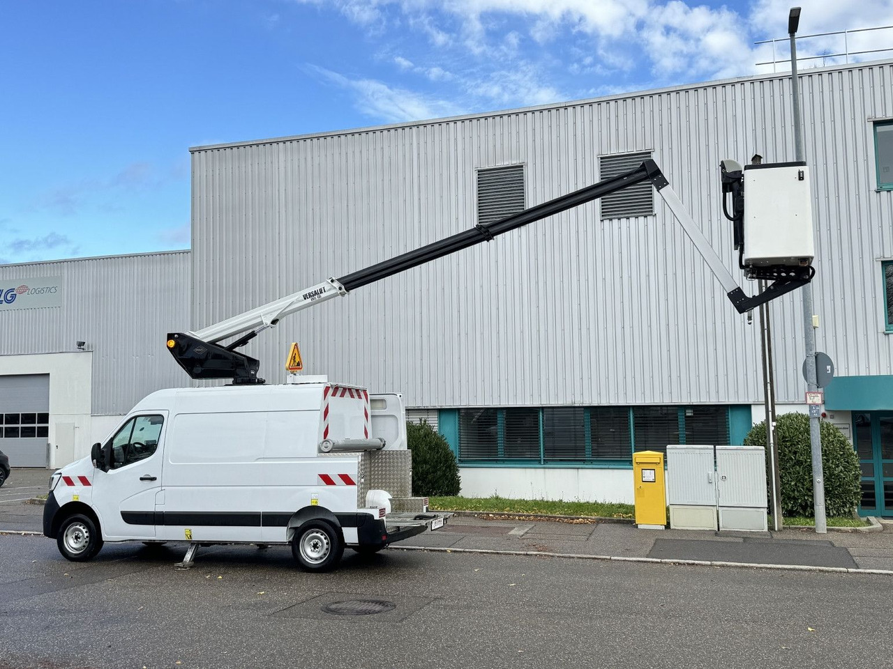 Renault MASTER Versalift VDTL 135 C, 14m 230kg Abstützun - Dvižna ploščad montirana na tovornjak: slika 4 Renault MASTER Versalift VDTL 135 C, 14m 230kg Abstützun - Dvižna ploščad montirana na tovornjak: slika 4