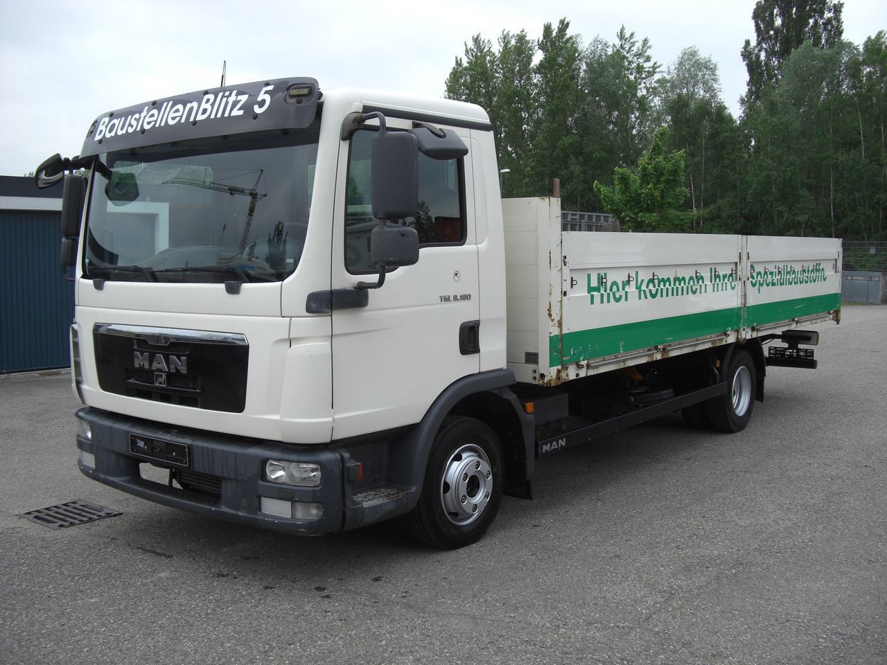 MAN 8180L Baustoffpritsche MAN 8180L Baustoffpritsche - Dostavno vozilo s kesonom: slika 2 MAN 8180L Baustoffpritsche MAN 8180L Baustoffpritsche - Dostavno vozilo s kesonom: slika 2
