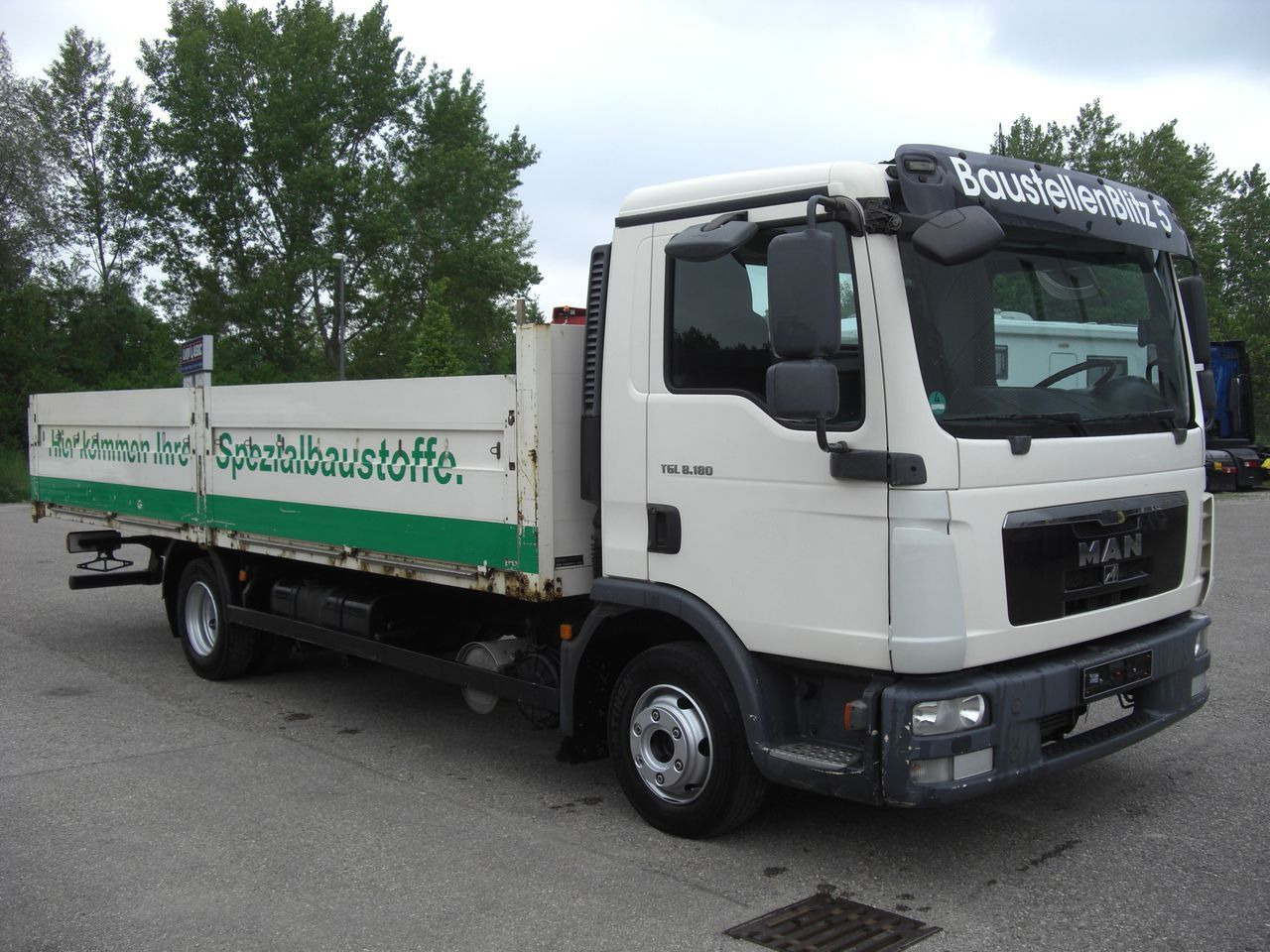 MAN 8180L Baustoffpritsche MAN 8180L Baustoffpritsche - Dostavno vozilo s kesonom: slika 1 MAN 8180L Baustoffpritsche MAN 8180L Baustoffpritsche - Dostavno vozilo s kesonom: slika 1