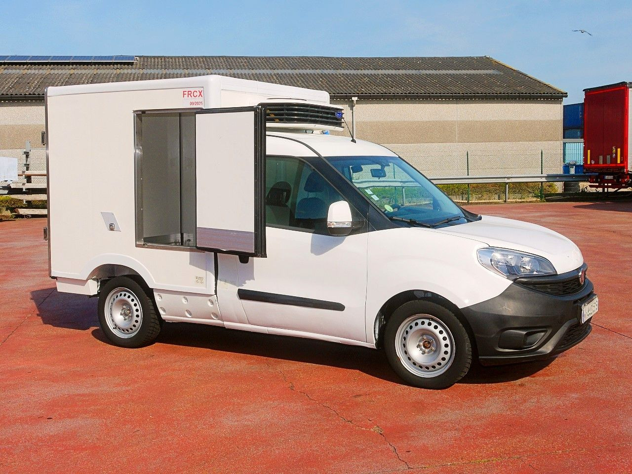 Fiat DOBLO 1.6 KUHLKOFFER CARRIER XARIOS -20c A/C - Hladilno vozilo: slika 3 Fiat DOBLO 1.6 KUHLKOFFER CARRIER XARIOS -20c A/C - Hladilno vozilo: slika 3