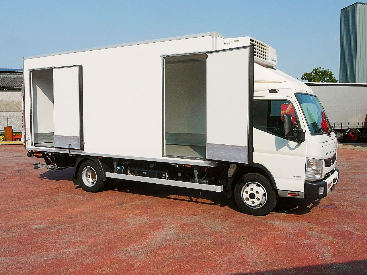 Mitsubishi FUSO CANTER 3.0 KUHLKOFFER THERMOKING V800 MT AC - Hladilno vozilo: slika 3 Mitsubishi FUSO CANTER 3.0 KUHLKOFFER THERMOKING V800 MT AC - Hladilno vozilo: slika 3