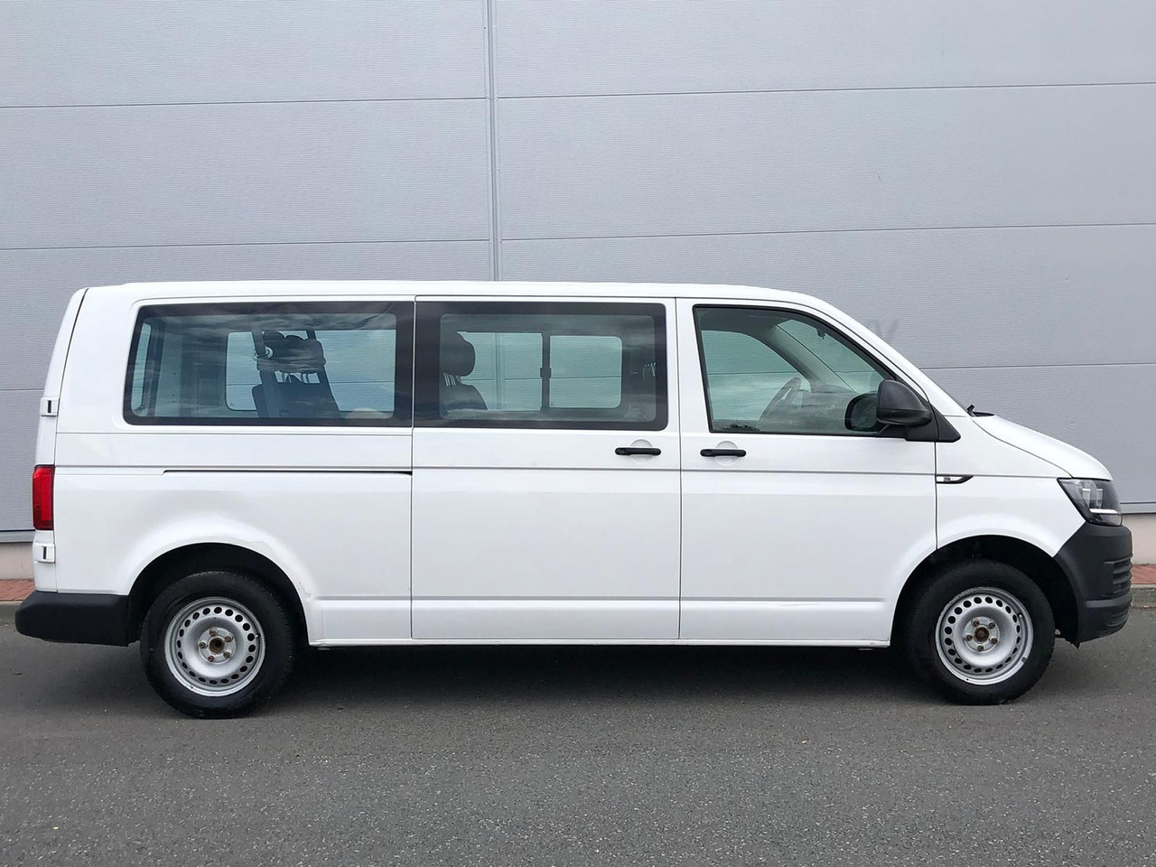 Volkswagen T6 Transporter 2.0 TDI Kombi lang 9-SITZE TEMP - Karavan: slika 5 Volkswagen T6 Transporter 2.0 TDI Kombi lang 9-SITZE TEMP - Karavan: slika 5