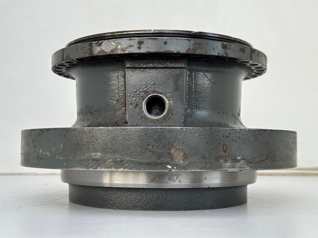 Liebherr Abtriebswellengehäuse ID-Nr.90015650 and Kegelrollenlager ID-Nr.761008503 and Kegelrollenlager ID-Nr.10195527. #BR.GE:10899#1777# - Nihajni motor za Bager goseničar: slika 4 Liebherr Abtriebswellengehäuse ID-Nr.90015650 and Kegelrollenlager ID-Nr.761008503 and Kegelrollenlager ID-Nr.10195527. #BR.GE:10899#1777# - Nihajni motor za Bager goseničar: slika 4