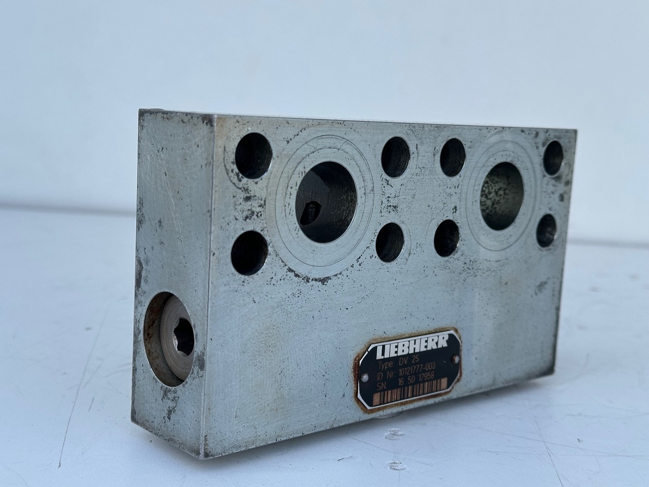 Liebherr Dämpfungsventil ID-Nr.10121777. P924 COMP, P926, R926, R916, R922, R924 COMP, R924, R926 COMP, R926, R930, R936, R946, R950 T, R960 T. #10121777.43199# - Nihajni motor za Gradbeni stroj: slika 2 Liebherr Dämpfungsventil ID-Nr.10121777. P924 COMP, P926, R926, R916, R922, R924 COMP, R924, R926 COMP, R926, R930, R936, R946, R950 T, R960 T. #10121777.43199# - Nihajni motor za Gradbeni stroj: slika 2