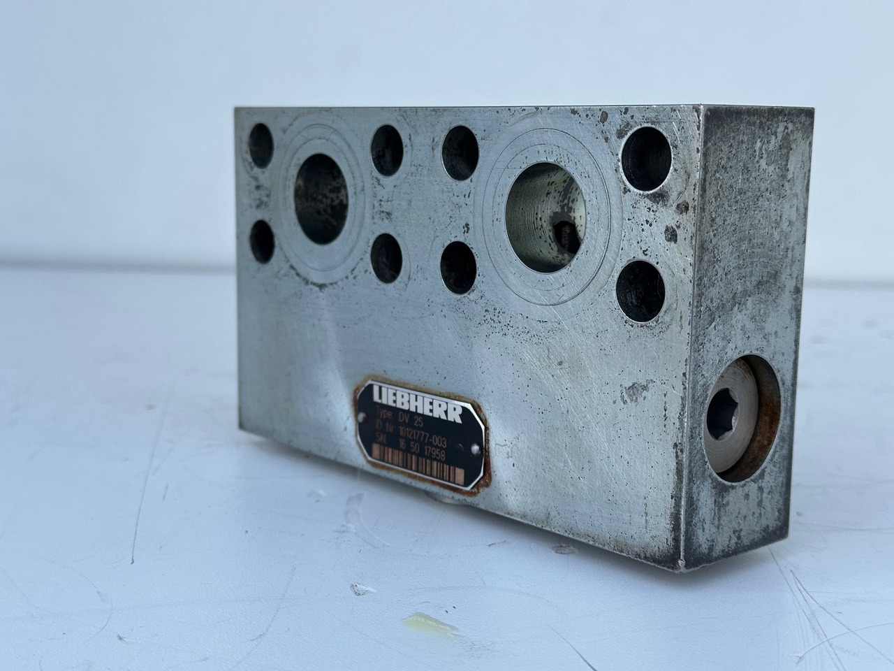 Liebherr Dämpfungsventil ID-Nr.10121777. P924 COMP, P926, R926, R916, R922, R924 COMP, R924, R926 COMP, R926, R930, R936, R946, R950 T, R960 T. #10121777.43199# - Nihajni motor za Gradbeni stroj: slika 1 Liebherr Dämpfungsventil ID-Nr.10121777. P924 COMP, P926, R926, R916, R922, R924 COMP, R924, R926 COMP, R926, R930, R936, R946, R950 T, R960 T. #10121777.43199# - Nihajni motor za Gradbeni stroj: slika 1
