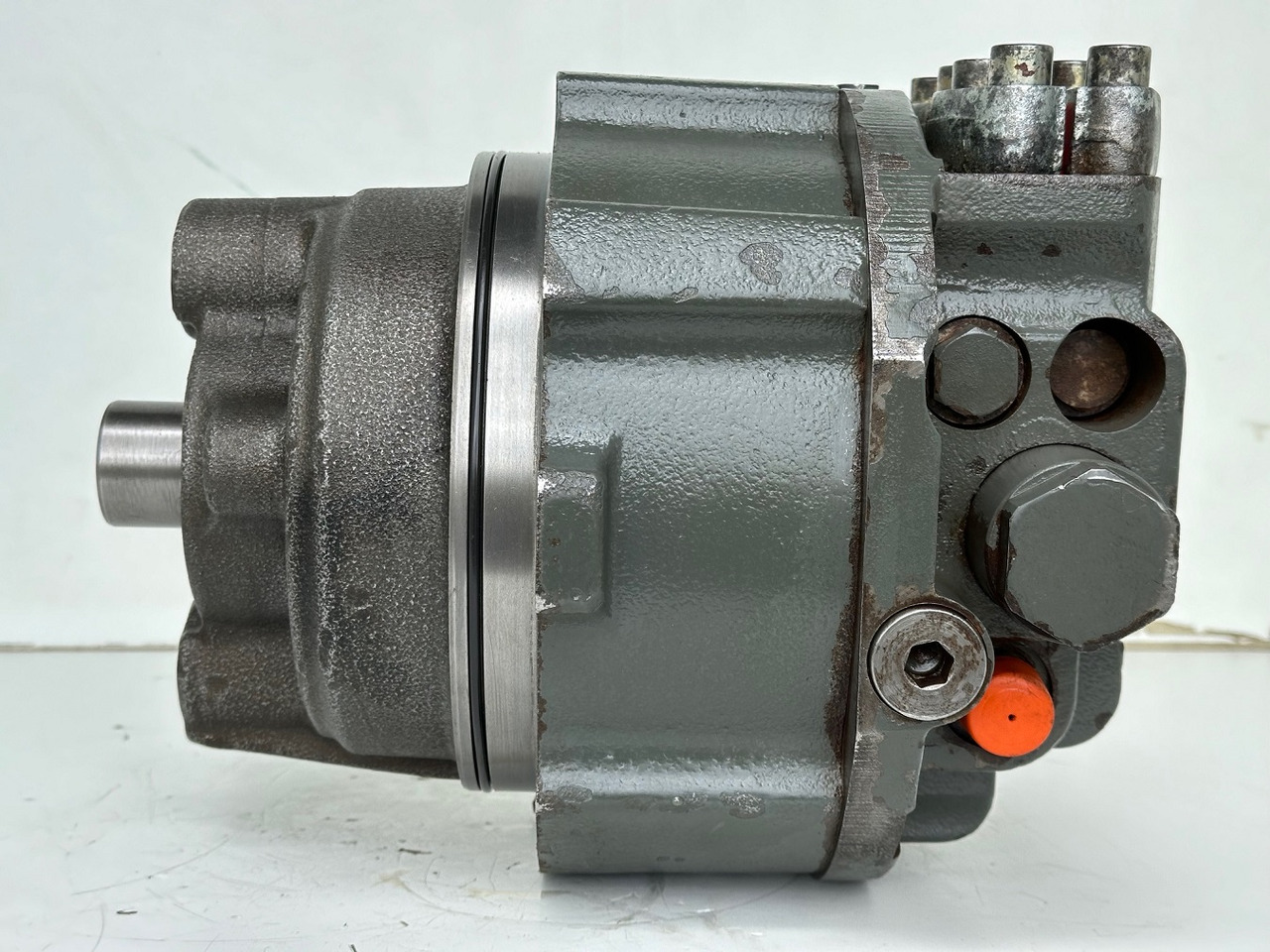 Liebherr Hydraulikeinbaumotor CMVE O 108. ID-Nr.10118562 - ID-Nr.10132610 - ID-Nr.10129048. LOS1916, LOS916, LOS926, R906, R916, R918, R920, R922, R924, R926COMP, R926, R936. #28313# - Hidravlični motor za Gradbeni stroj: slika 4 Liebherr Hydraulikeinbaumotor CMVE O 108. ID-Nr.10118562 - ID-Nr.10132610 - ID-Nr.10129048. LOS1916, LOS916, LOS926, R906, R916, R918, R920, R922, R924, R926COMP, R926, R936. #28313# - Hidravlični motor za Gradbeni stroj: slika 4