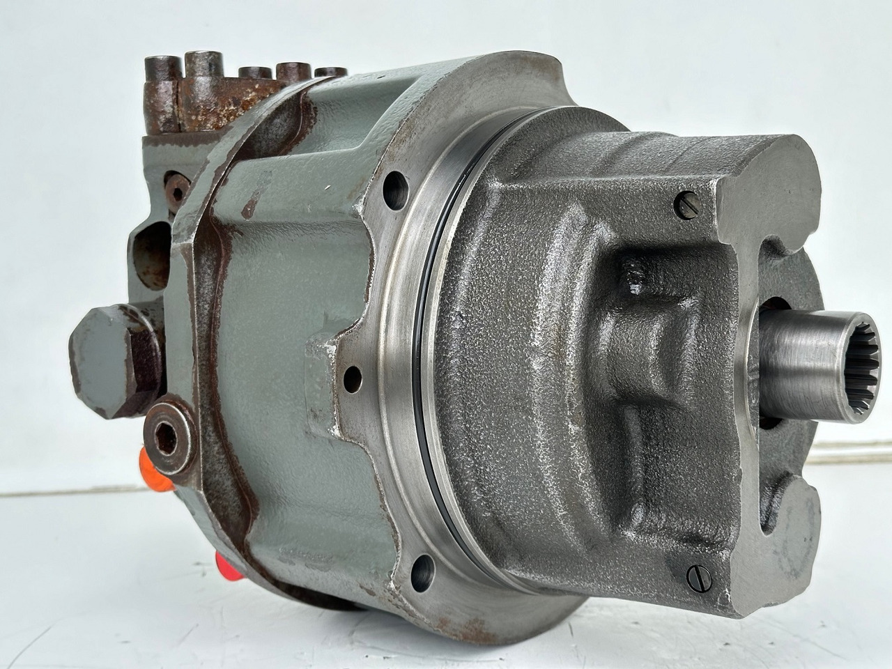 Liebherr Hydraulikeinbaumotor CMVE O 108. ID-Nr.10118562 - ID-Nr.10132610 - ID-Nr.10129048. LOS1916, LOS916, LOS926, R906, R916, R918, R920, R922, R924, R926COMP, R926, R936. #28314# - Hidravlični motor za Gradbeni stroj: slika 1 Liebherr Hydraulikeinbaumotor CMVE O 108. ID-Nr.10118562 - ID-Nr.10132610 - ID-Nr.10129048. LOS1916, LOS916, LOS926, R906, R916, R918, R920, R922, R924, R926COMP, R926, R936. #28314# - Hidravlični motor za Gradbeni stroj: slika 1